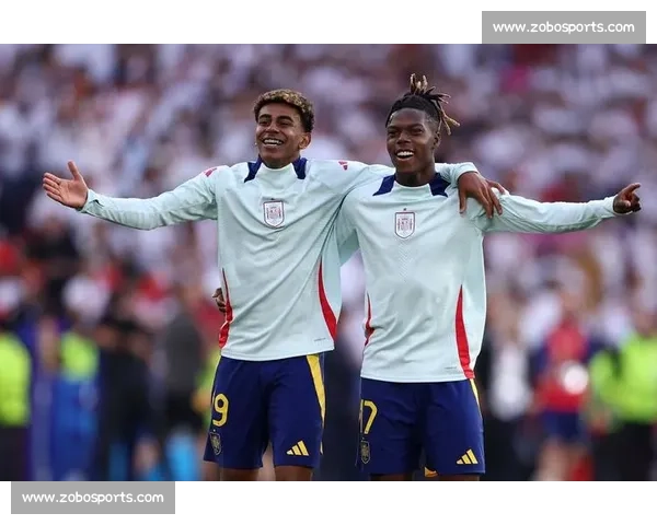 亚马尔更衣室传情被抓拍 尼科镜头下藏不住的温柔