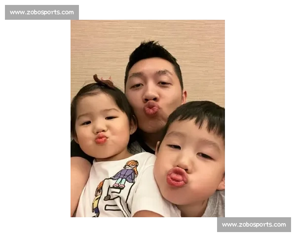 许昕父亲节与儿女甜蜜同框 奥运冠军化身温柔奶爸